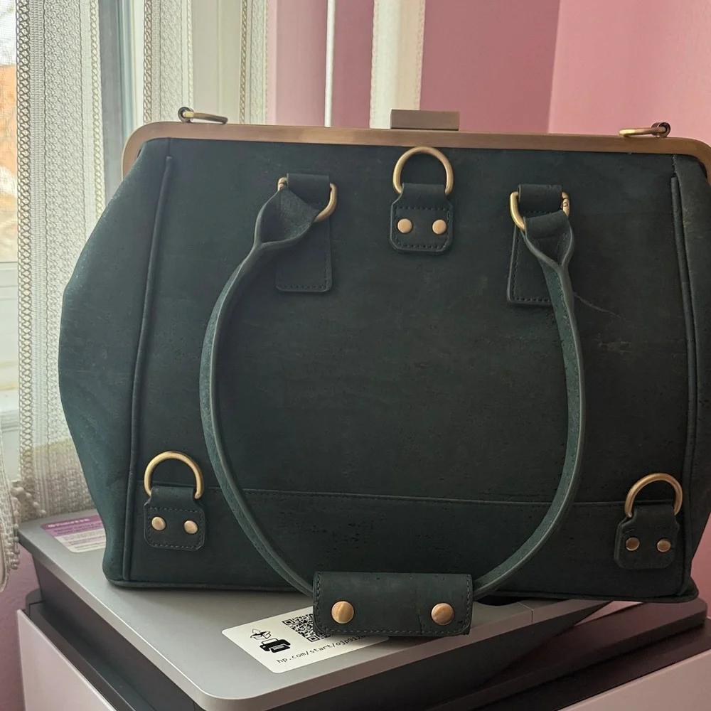 Laflore Paris Dark Green Bag
45x31x15 cm/ 18x12x6 inc
Laflore.com more info - Picture 1 of 8